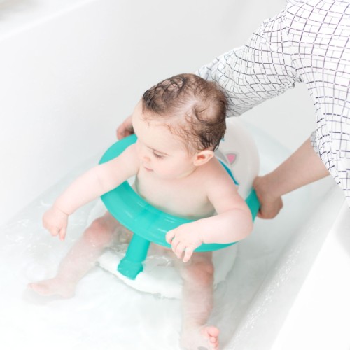 Le siège ou l'anneau de bain pour bébé : conseils pour bien l